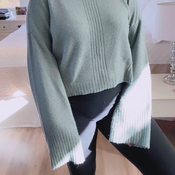 THE SOFTEST SWEATER! - Picture 4 of 5